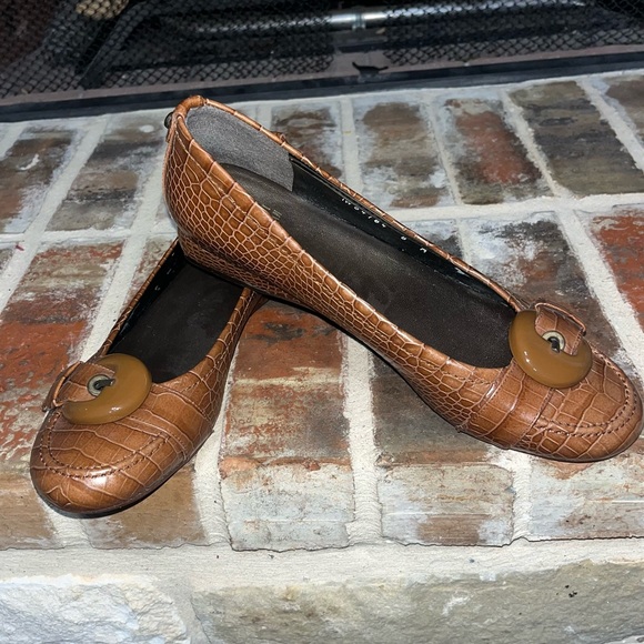 Stuart Weitzman Brown Crocodile Embossed Leather Loafers - Picture 1 of 11